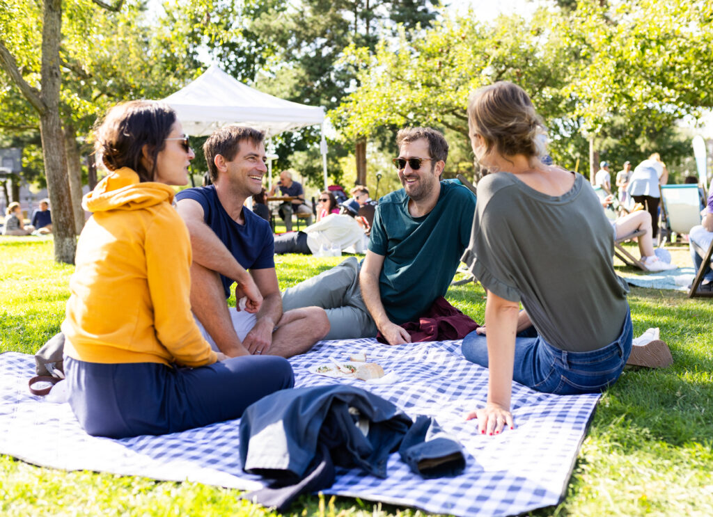Picknick der Kulturen Gäste gemeinsam HafenCity